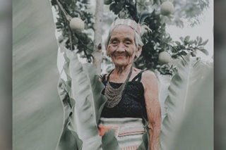 TINGNAN: 94 anyos bumida sa regalong photoshoot ng mga apo