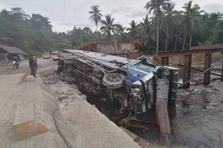 Truck na may kargang kopra nahulog sa tulay sa Leyte