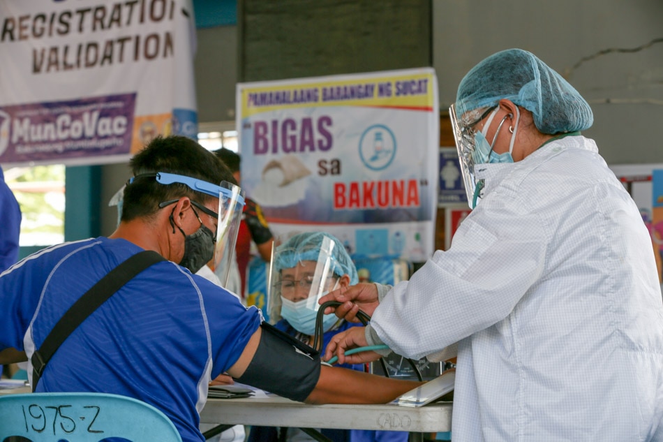 Muntinlupa barangay raffles off rice to boost vaccination rate