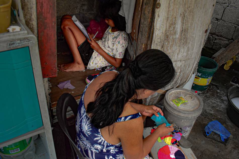 &#39;Pinagtatagpi-tagpi’:  Mother, daughter struggle between making a living and modular learning 3