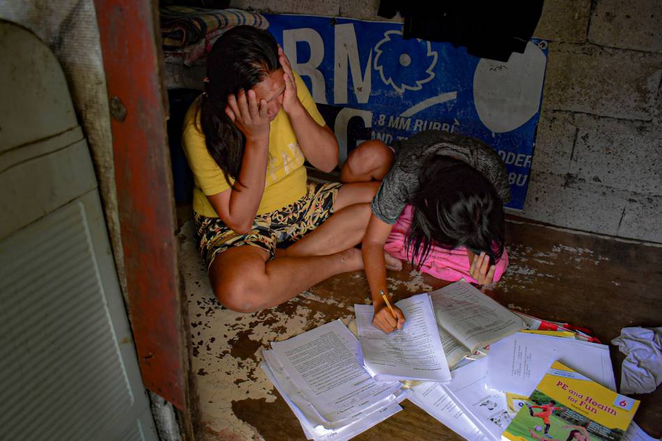 &#39;Pinagtatagpi-tagpi’:  Mother, daughter struggle between making a living and modular learning 1