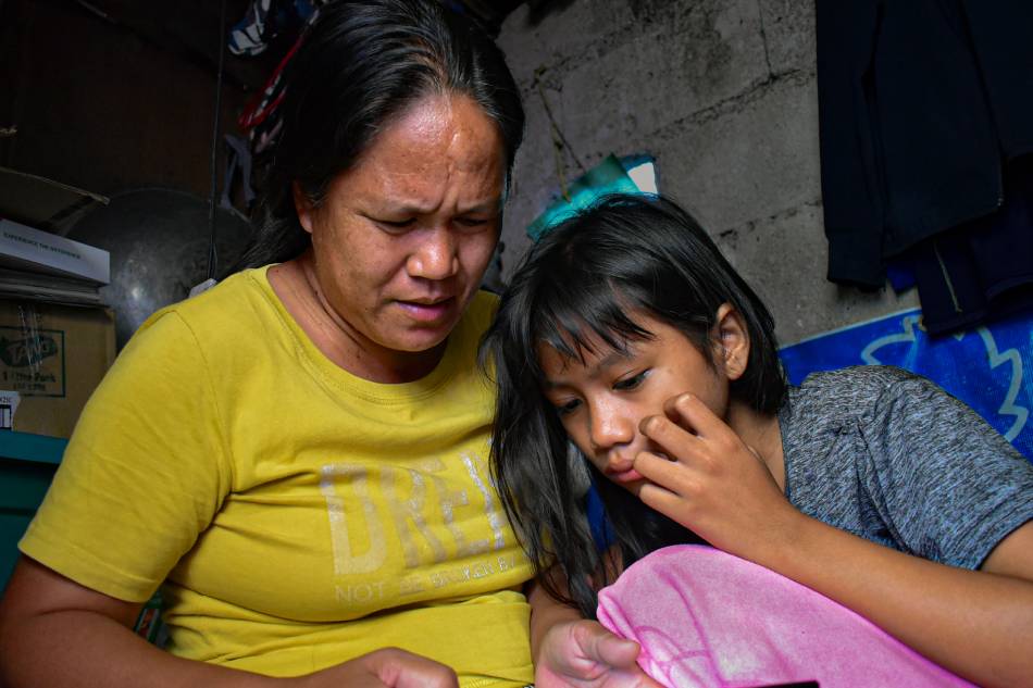 &#39;Pinagtatagpi-tagpi’:  Mother, daughter struggle between making a living and modular learning 8