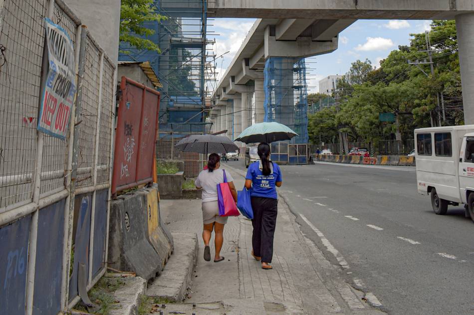&#39;Pinagtatagpi-tagpi’:  Mother, daughter struggle between making a living and modular learning 9