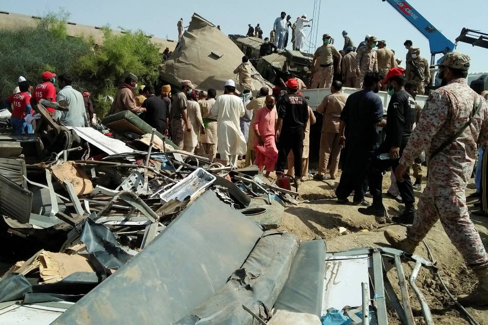 At least 30 killed in Pakistan train crash 1