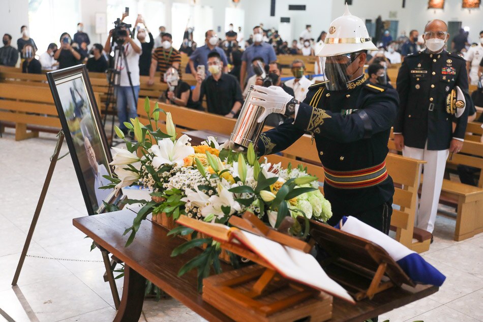 Yellow Ribbons, Water Salutes As Noynoy Aquino Laid To Rest 