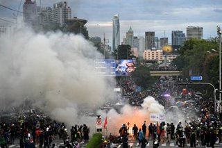 Thai police clash with protesters near Government House