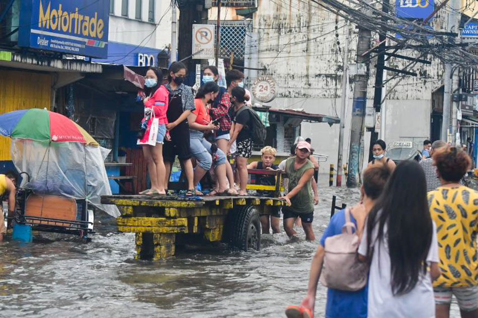 Residents brave flood in Malabon | ABS-CBN News