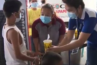 Evacuees sa San Mateo, Rizal noong baha hinatiran ng tulong