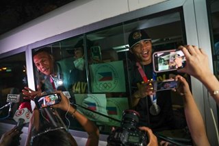 Filipino boxing heroes arrive home