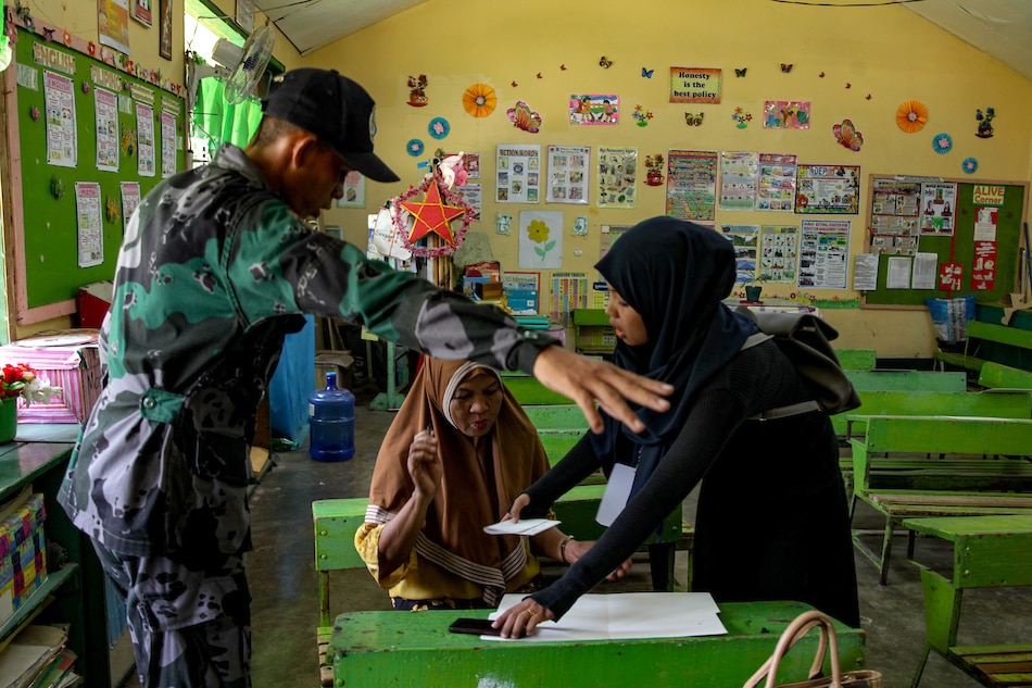 Members of the Philippine National Police (PNP) assist in the Bangsamoro Organic Law (BOL) plebiscite at the Cotabato City Pilot School, January 21, 2019. Jonathan Cellona, ABS-CBN News
