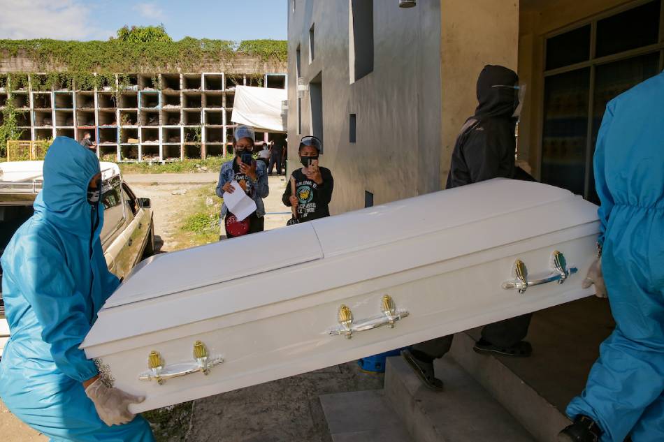 [Morgue workers transport a cadaver into the Baesa Crematorium in Quezon City on April 9, 2021. George Calvelo, ABS-CBN/File