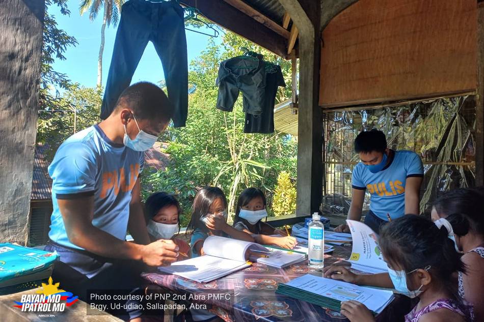 Mga Pulis Sa Abra Tumutulong Sa Mga Mag Aaral Abs Cbn News