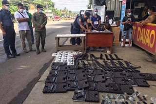 Mga armas, droga nakuha sa 2 lalaki sa Davao checkpoint