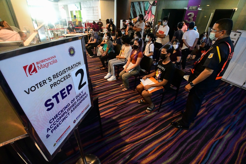 Quezon City District 4 residents queue for voter's registration at a Commission on Elections booth at Robinsons Magnolia on Sept. 23, 2021. Mark Demayo, ABS-CBN News