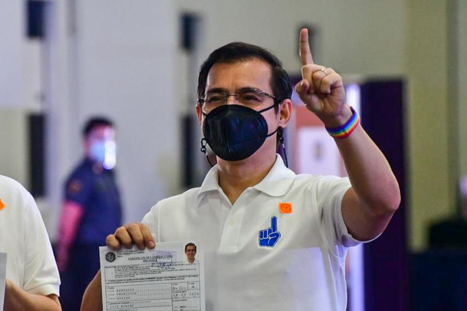 FILE. Manila Mayor Isko Moreno Domagaso files his certificate of candidacy for president for the 2022 national election at the Harbor Garden tent of the Sofitel Hotel in Pasay City on October 4, 2021. Mark Demayo, ABS-CBN News