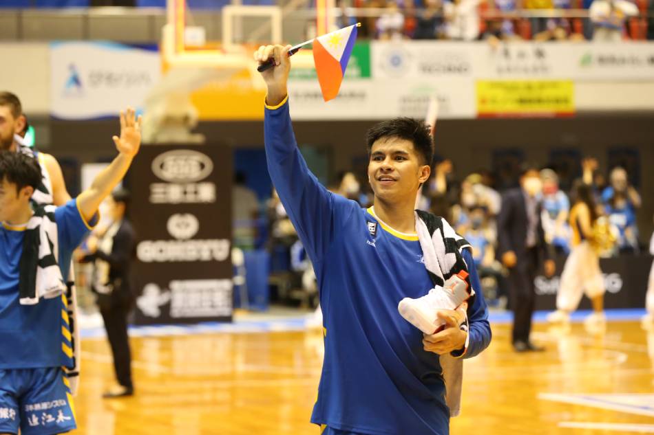 Kiefer Ravena greets fans at the Ukaruchan Arena after his first game for the Shiga Lakestars. (c) B.LEAGUE