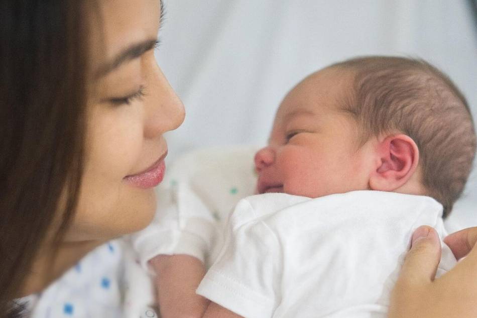 Ex-beauty queen Alaiza Malinao introduces newborn baby | ABS-CBN News