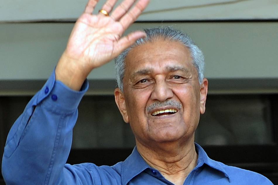 In this file photo taken on February 6, 2009, Pakistani nuclear scientist Abdul Qadeer Khan gestures after a court verdict in Islamabad. Abdul Qadeer Khan, revered as the father of Pakistan's nuclear bomb, has died at 85, state-run broadcaster PTV reported on October 10, 2021. Aamir QURESHI / AFP FILES / AFP