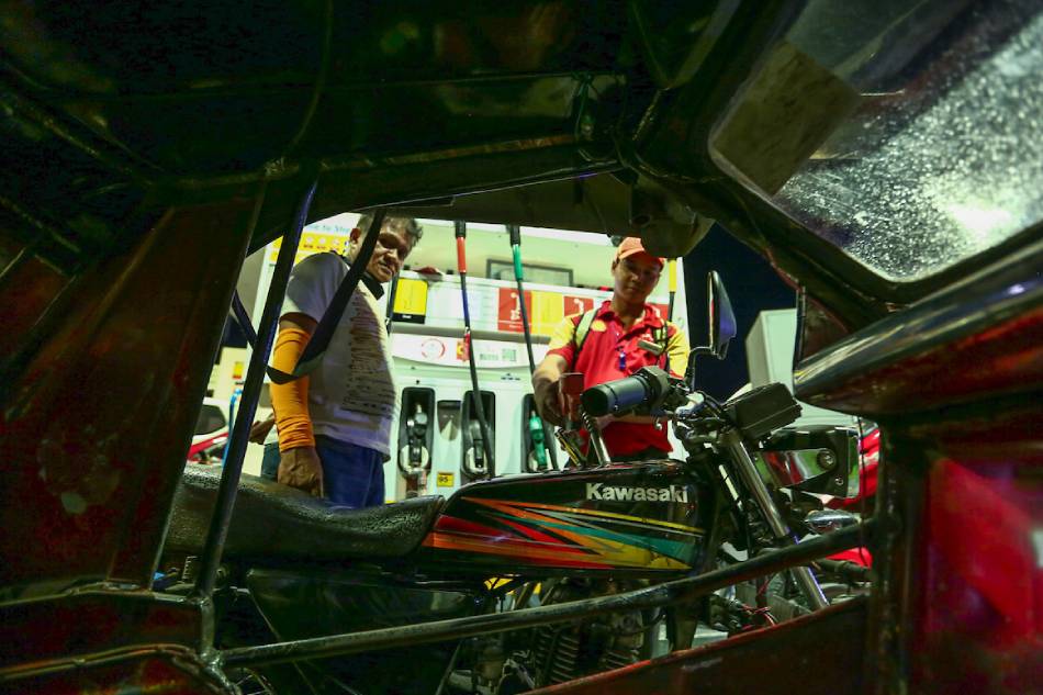 Nagpapakarga ang isang tricycle driver sa bisperas ng oil price hike noong 2019. Jire Carreon, ABS-CBN News/File