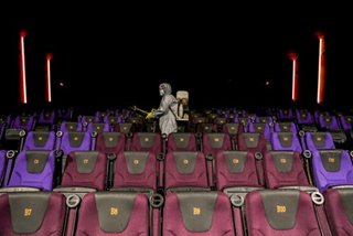 Sanitizing a cinema in QC