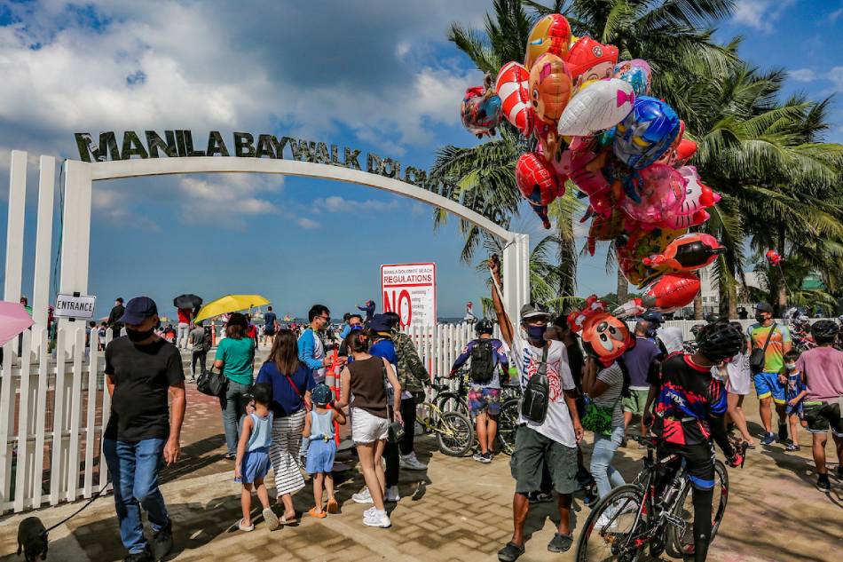 Mga tao sa 'dolomite beach' sa Manila Baywalk, Maynila noong Oktubre 17, 2021. George Calvelo, ABS-CBN News