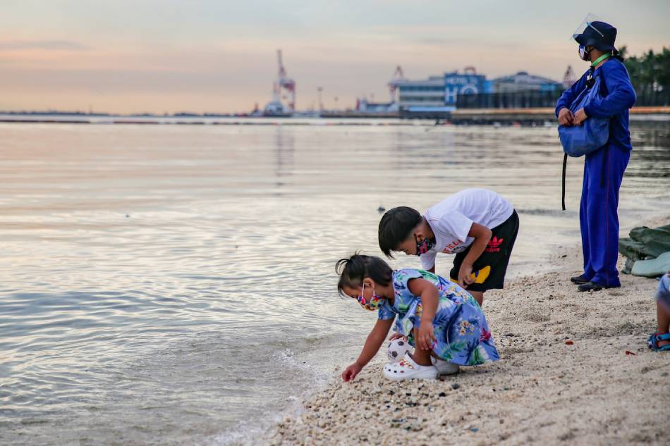 Children enjoy playing at the Manila Manila Baywalk Dolomite Beach on Oct. 21, 2021. George Calvelo, ABS-CBN News/File