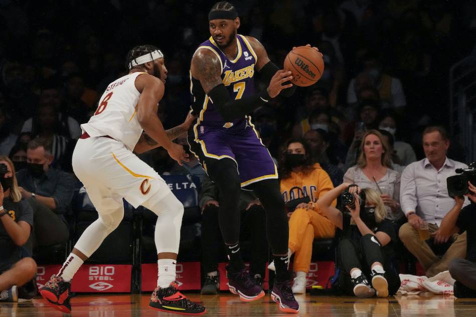 Los Angeles Lakers forward Carmelo Anthony (7) moves the ball against Cleveland Cavaliers guard Kevin Pangos (6) at Staples Center. Kirby Lee, USA TODAY Sports/Reuters