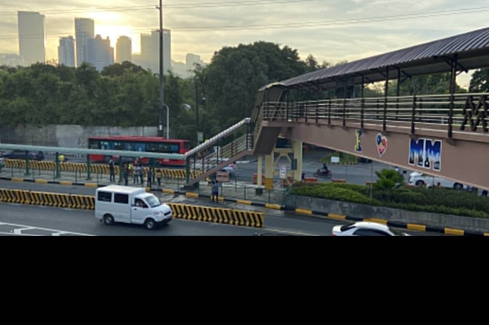 Maaari nang makasakay ang mga commuter ng bus sa EDSA Buendia sa Makati matapos buksan ang footbridge patawid sa istasyon ng EDSA bus carousel. Anjo Bagaoisan, ABS-CBN News