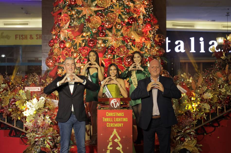 Resorts World Manila chief operating officer Stephen Reilly (left) and first vice president and head of Megaworld Lifestyle Malls Graham Coates pose with beauty queens (left to right): Miss Philippines Earth 2021 Naelah Alshorbaji, Miss Universe Philippines 2021 Beatrice Luigi Gomez, and Miss Earth 2017 Karen Ibasco. Handout