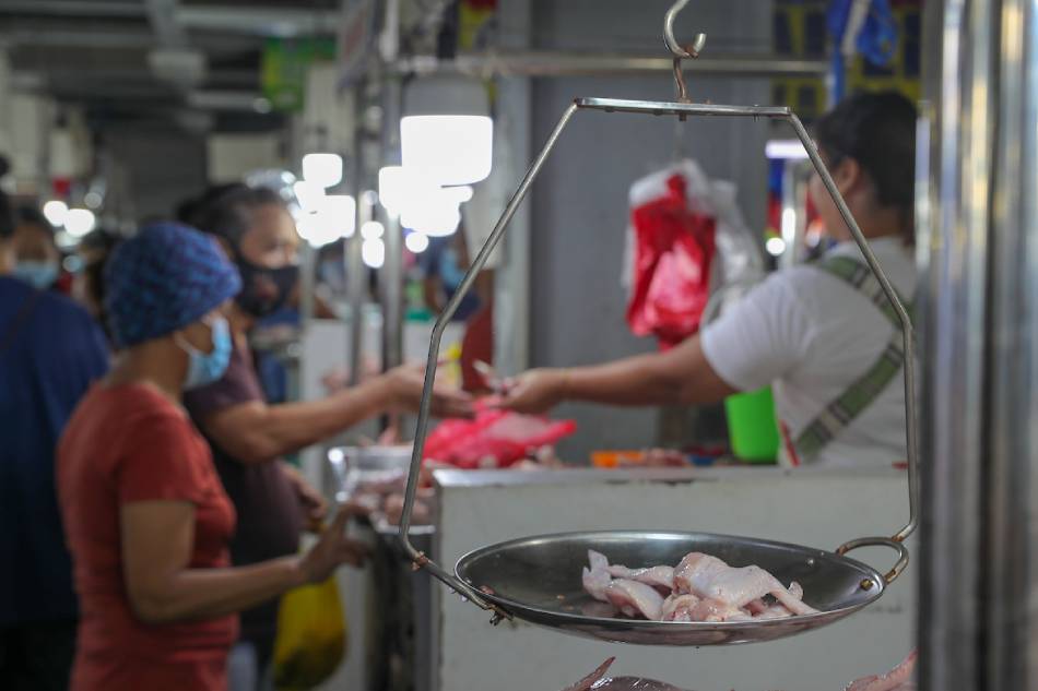 Namimili ng manok ang ilang konsumer sa Paco Market sa Maynila noong Pebrero 22, 2021. Jonathan Cellona, ABS-CBN News/File 
