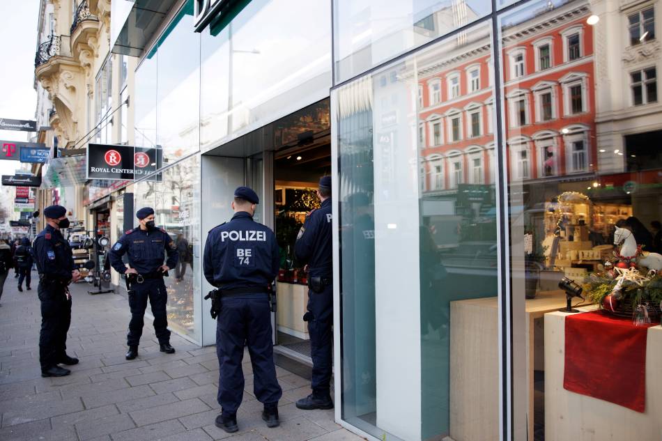 Police officers check the vaccination status of shoppers at the entrance of a store in Austria after the government imposed a lockdown on the roughly two million people who are not fully vaccinated against the coronavirus disease (COVID-19) in Vienna, on November 16, 2021. Lisi Niesner, Reuters/File Photo