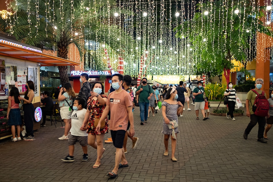 People visit the Mall of Asia grounds in Pasay City on November 19, 2021. George Calvelo, ABS-CBN News
