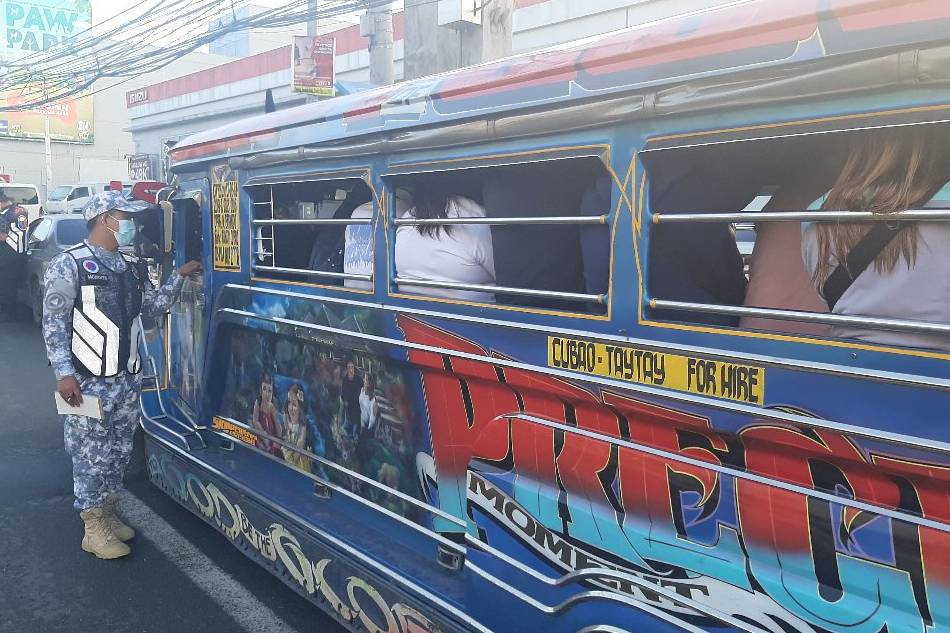 Sinita ng Inter-Agency Council for Traffic ang ilang motoristang lumalabag sa health protocols sa Taytay, Rizal. Retrato mula sa I-ACT