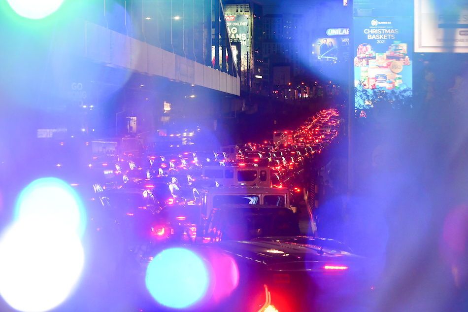 Trapiko sa pag-arangkada ng number coding scheme sa Metro Manila nitong Disyembre 1, 2021. Mark Demayo, ABS-CBN News