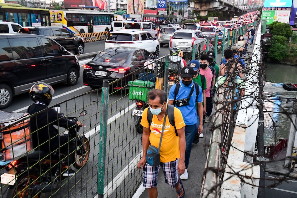 Traffic flows along EDSA in Makati City on December 1, 2021. Mark Demayo, ABS-CBN News