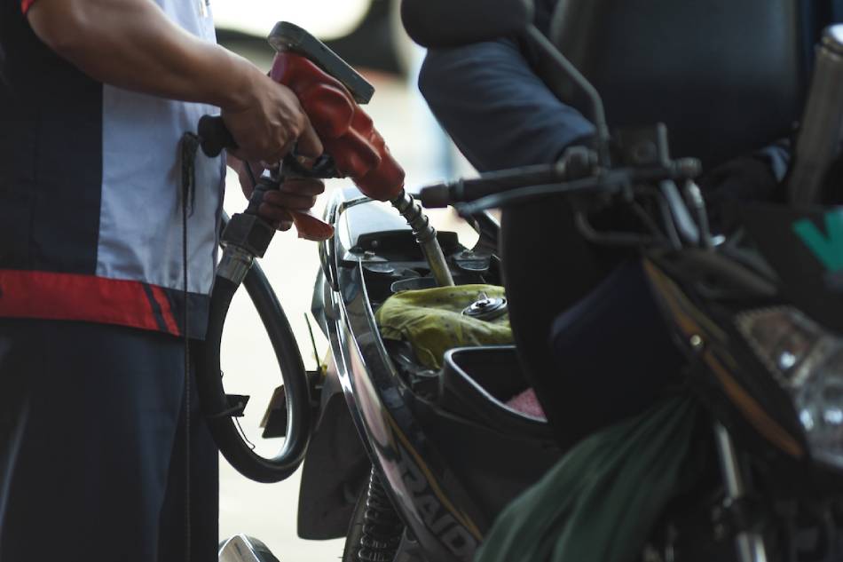 Kinakargahan ng gasolina ang isang motorsiklo. George Calvelo, ABS-CBN News/File