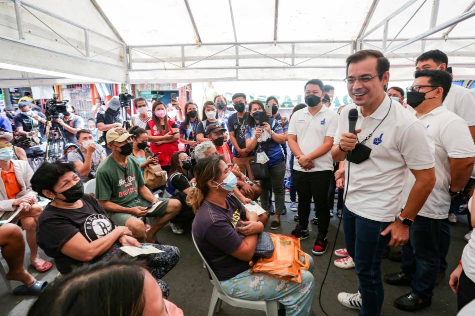 Manila Mayor Isko Moreno Domagoso speaks to fire victims in San Andres, Manila on December 10, 2021. Around 197 families who were left homeless by a fire last December 7 received P10,000 each from the city government of Manila. George Calvelo, ABS-CBN News.