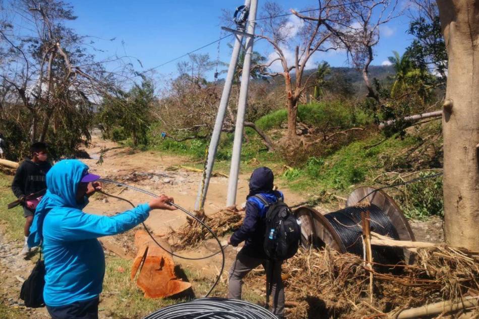 Notwithstanding the devastation of Typhoon Odette across Visayas, Mindanao, and Palawan, local network teams and reinforcements from other regions work as one to expedite repairs and achieve complete network restoration. Handout