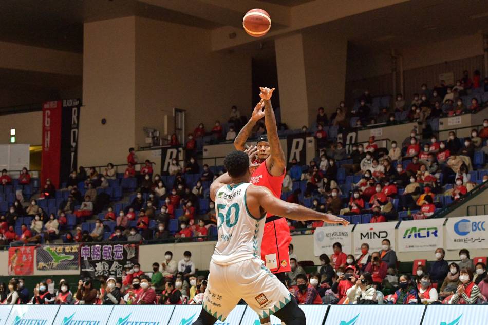 Ray Parks shoots a jumper against Kyoto. (c) B.LEAGUE