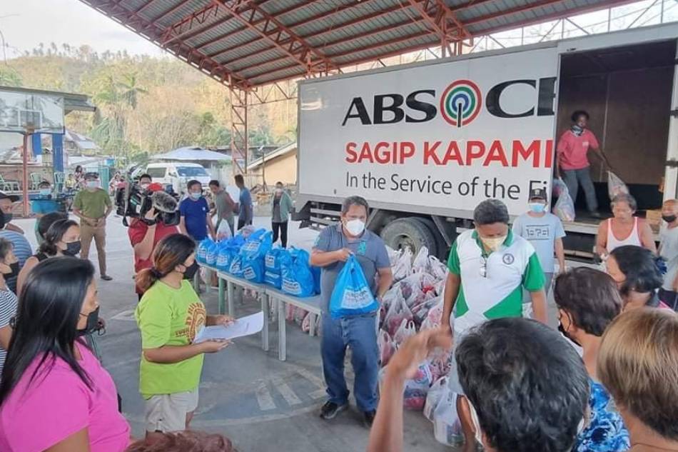 Namahagi ang ABS-CBN Foundation ng relief packs sa La Libertad, Negros Oriental. Retrato mula sa Twitter account ng ABS-CBN Foundation