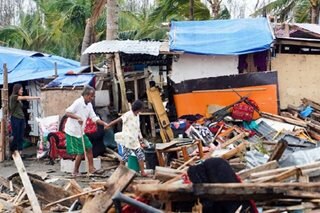 Ilang taga-Siargao, relief goods ang handa sa Media Noche