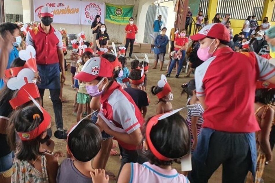 Jollibee Group also facilitated some games for kids during food distribution activities in parts of Negros Occidental, Southern Leyte, and Surigao del Norte. Photo source: Jollibee Group Foundation