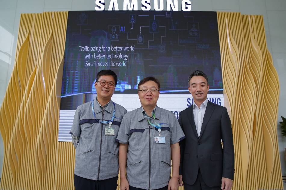 (Left to right) Young Kwon Kim, Team Leader for Business Support Team, Seoncheol Park, President, SEMPHIL, and Min Su Chu, President, Samsung Electronics Philippines. Photo source: George Calvelo, ABS-CBN News