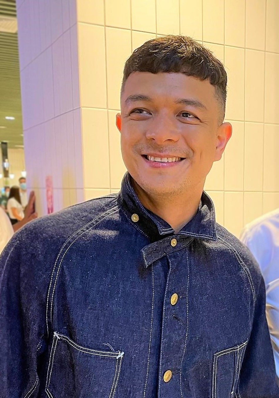 Jericho Rosales at the opening of Landers Superstore in UP Town Center. Photo courtesy: Landers
