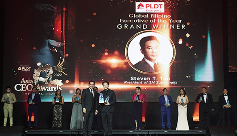 Steven Tan of SM Supermalls accepts the award at the Manila Marriott Grand Ballroom. Photo source: SM Supermalls