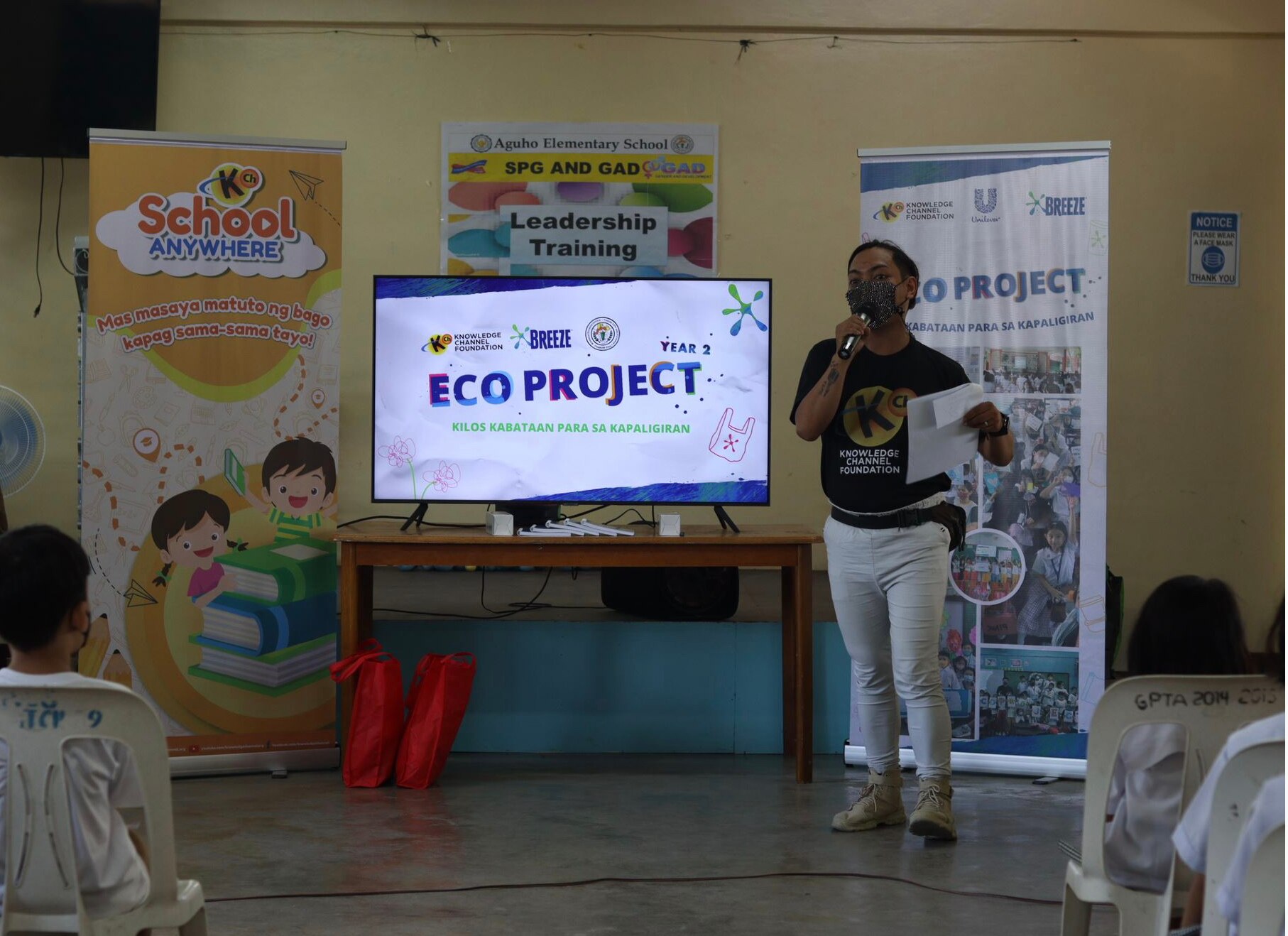 Knowledge Channel introduces the EcoProject to the kids. Photo source: Knowledge Channel Foundation Inc.