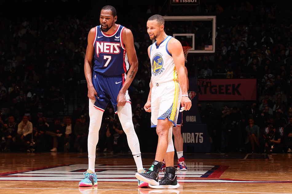 Durant talks with Curry during a Nets-Warriors game on November 16, 2021 at Barclays Center in Brooklyn. Nathaniel S. Butler, NBAE via Getty Images/AFP