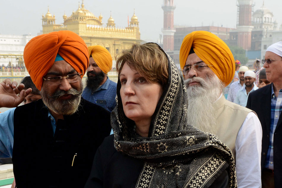  MaryKay Loss Carlson, Chargé d'Affaires at the US Embassy in New Delhi, looks on while visiting the golden temple in Amritsar on November 5, 2017. Narinder Nanu, AFP/file