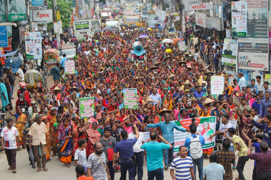 Bangladesh's tea garden workers protest in Srimangal on August 13, 2022. Nearly 150,000 workers at more than 200 Bangladeshi tea plantations went on strike Saturday to demand a 150 percent rise to their dollar-a-day wages, which researchers say are among the lowest in the world. AFP