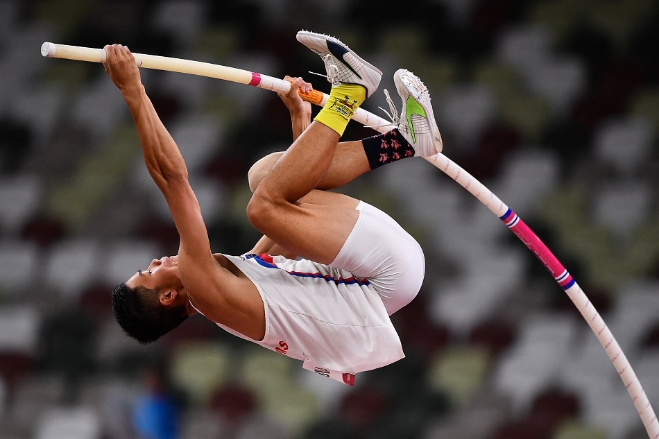 Philippines' Ernest John Obiena competes in the men's pole vault final during the Tokyo 2020 Olympic Games at the Olympic Stadium in Tokyo on August 3, 2021. Ben Stansall, AFP